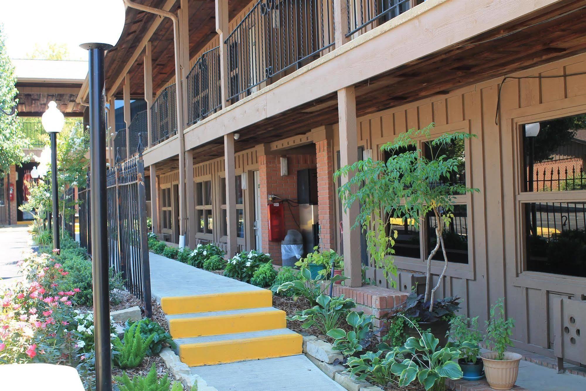 Charles Wesley Motor Lodge Downtown Broken Bow- Hochatown מראה חיצוני תמונה